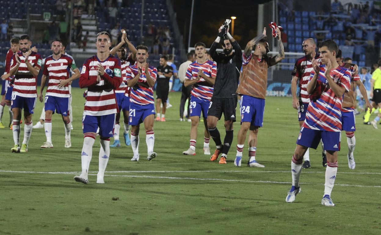 José Callejón, a la izquierda, aplaude a los seguidores rojiblancos en Ibiza tras el triunfo.