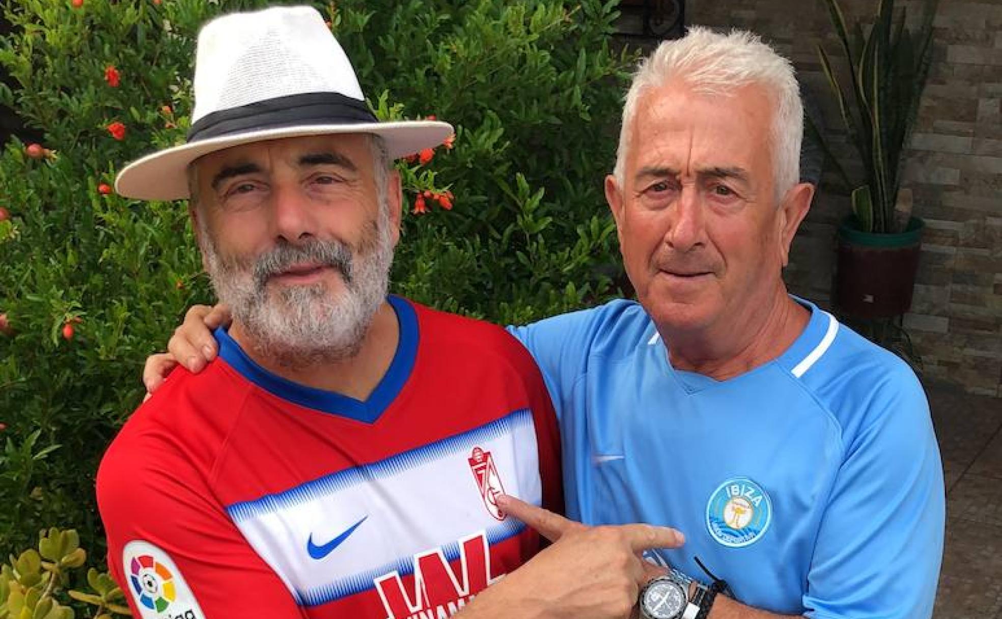 Los primos Paco y José Checa, reunidos en Ibiza con las camisetas de sus equipos. 