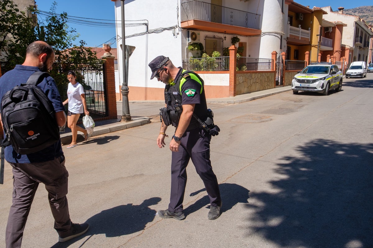 Los vecinos de la localidad, desolados tras el suceso.