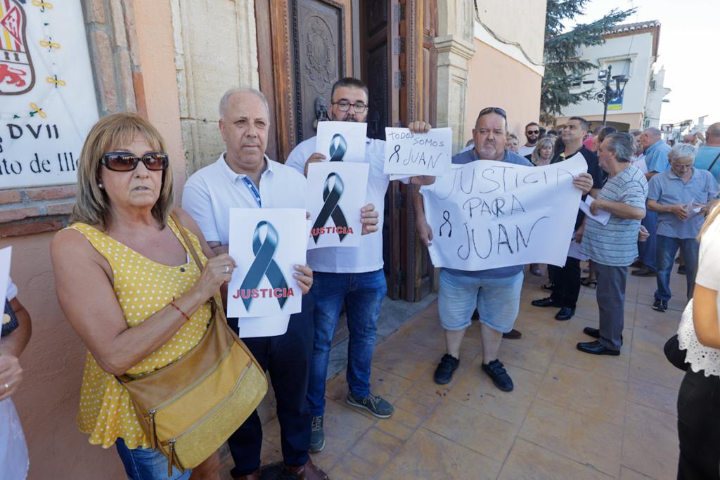 Los ilurquenses han salido a la calle para mostrar su repulsa a la agresión que ha costado la vida a un joven de la localidad. 