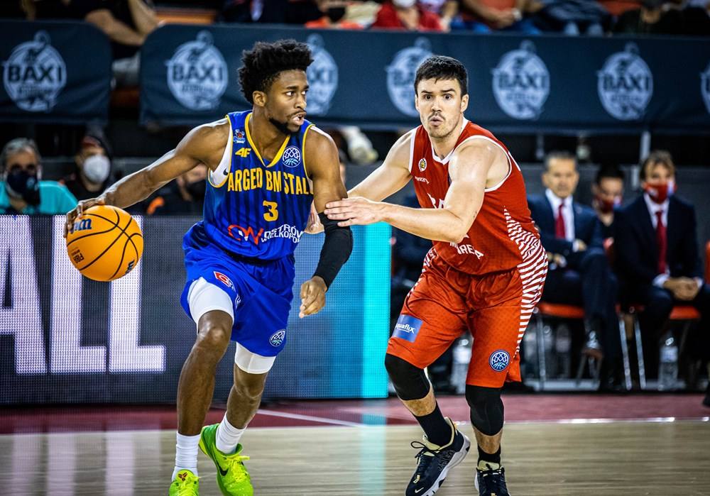 Simmons protege el balón ante Dani Pérez, del Baxi Manresa. 