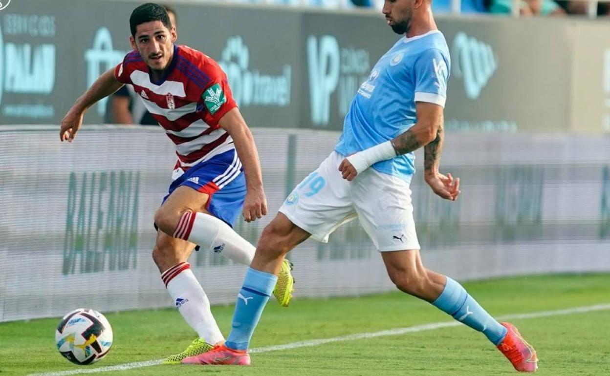 Yann Bodigerjuega un balón presionado por un rival en Can Misses. 