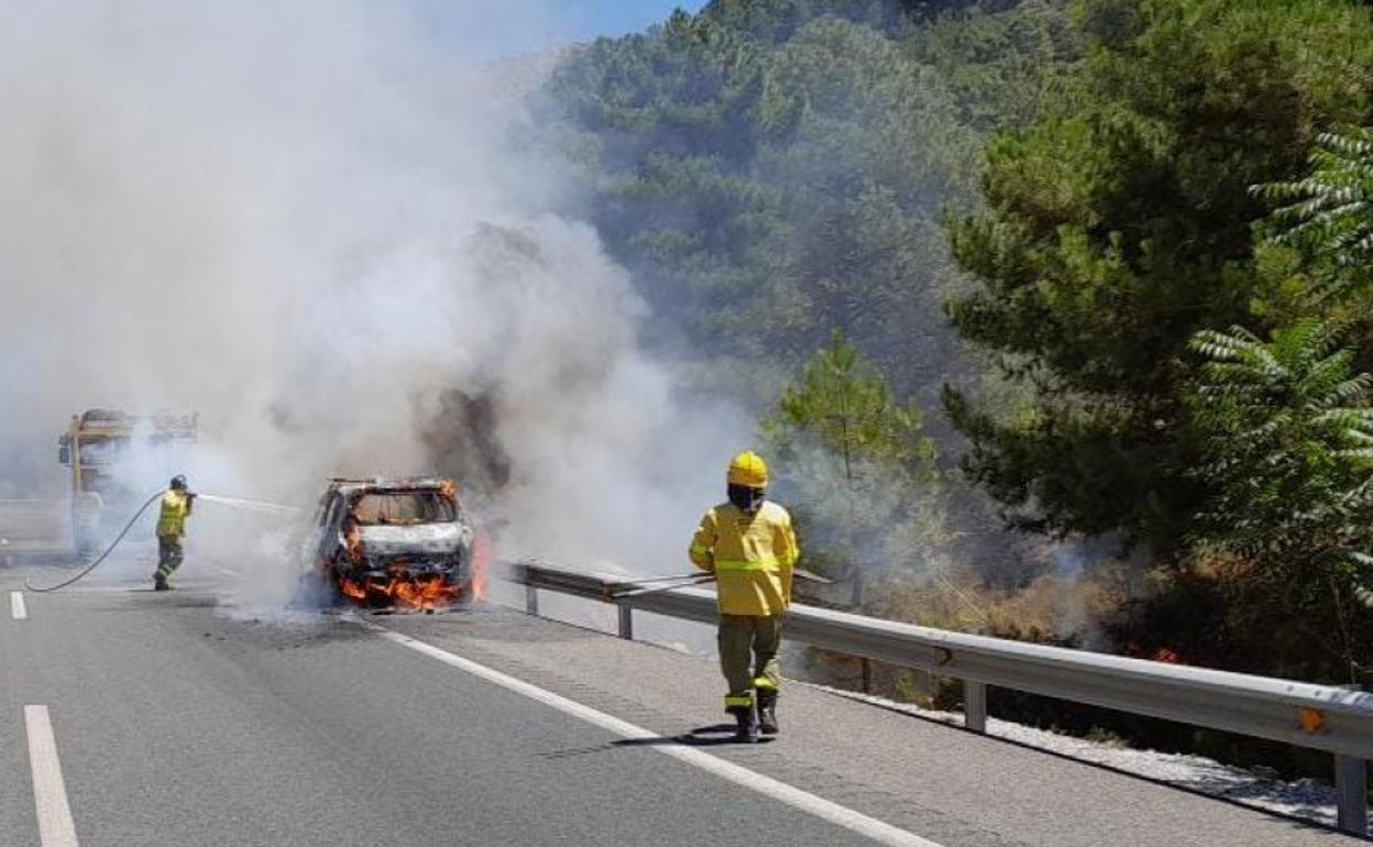 Coche ardiendo en la A-92 en la tarde de este martes. 