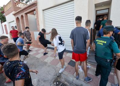 Imagen secundaria 1 - Momentos de tensión frente a la casa del clan. 