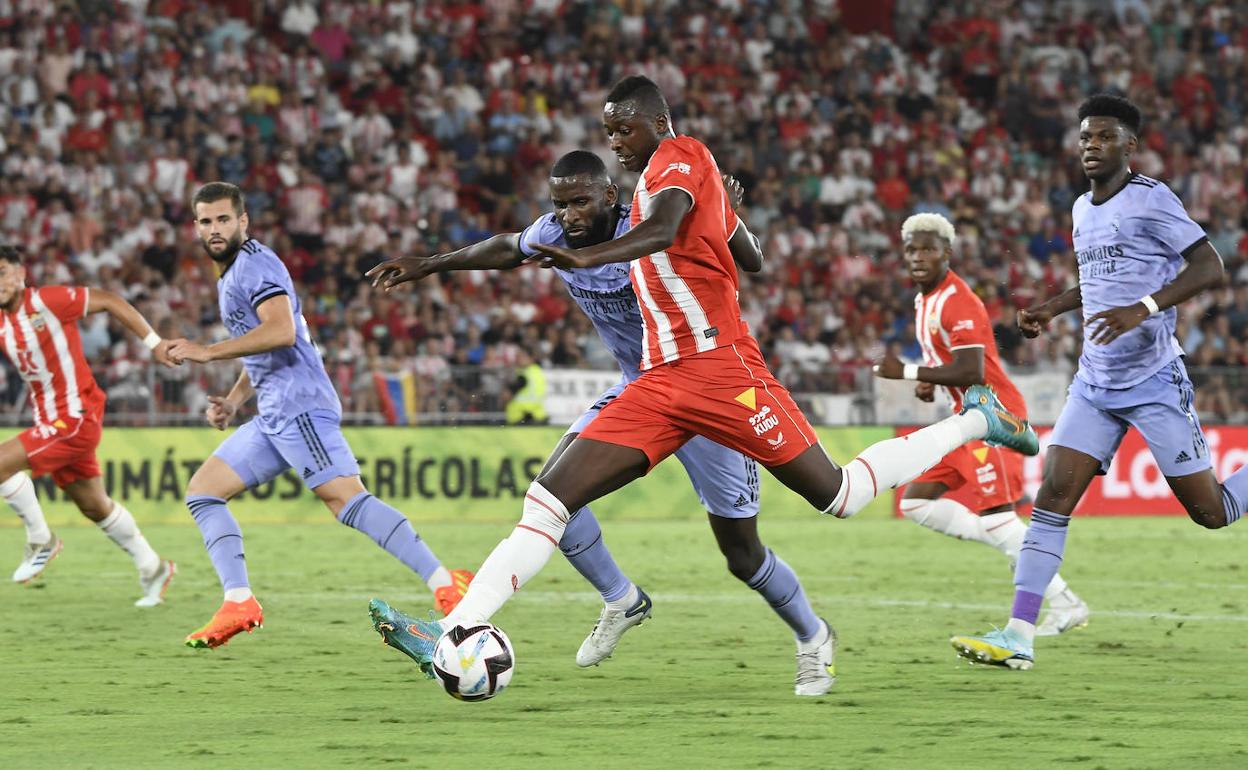 Sadiq Umar intenta el remate ante la oposición de Rudiger.
