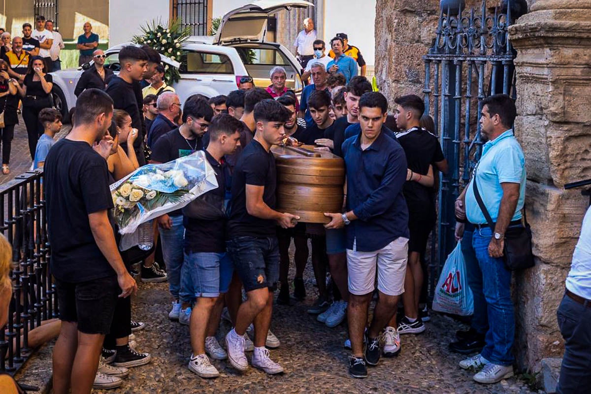 Miles de personas dan su último adiós al vecino del pueblo muerto tras una agresión