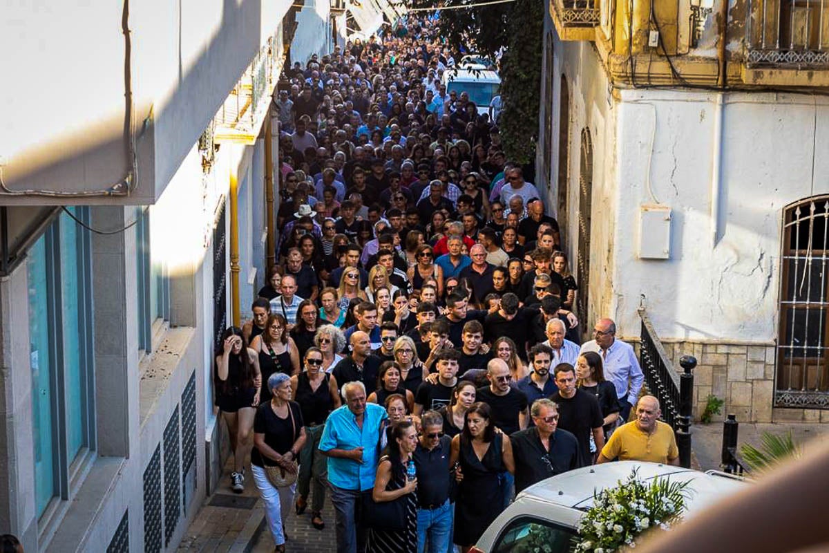 Miles de personas dan su último adiós al vecino del pueblo muerto tras una agresión