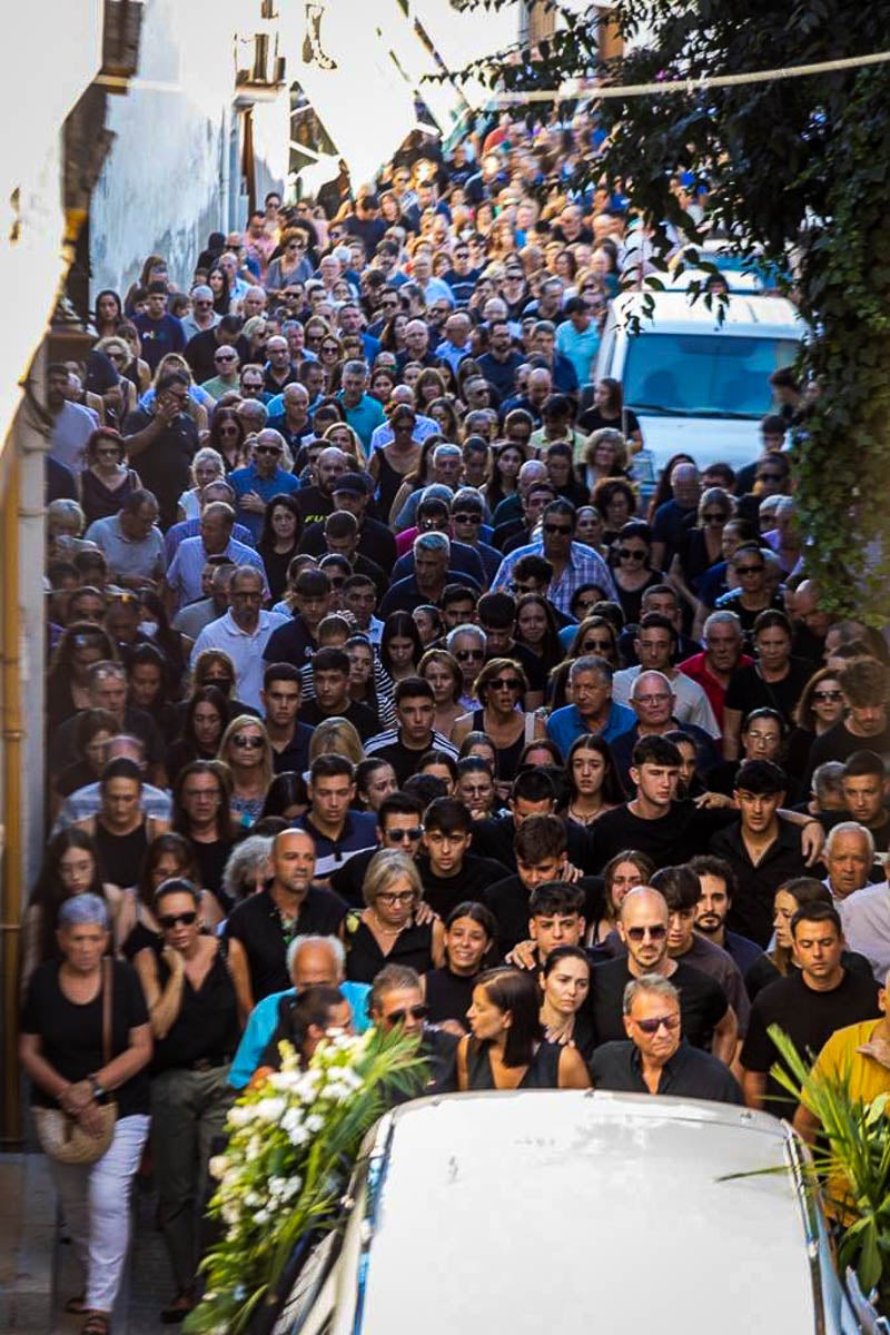 Miles de personas dan su último adiós al vecino del pueblo muerto tras una agresión