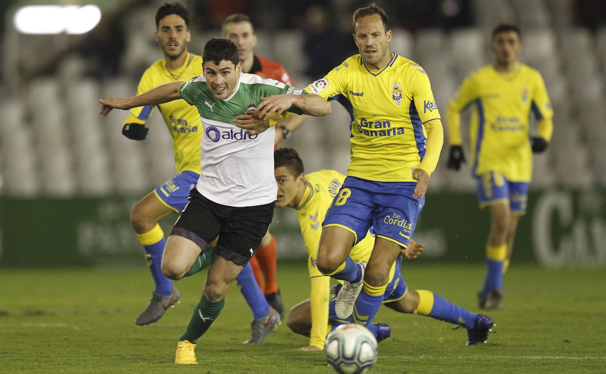 Sergio Ruiz pelea por el balón en un partido del Racing ante Las Palmas, el otro equipo en el que jugaría luego en Segunda.