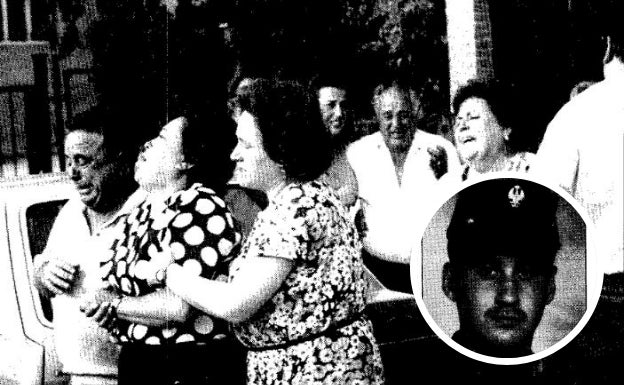 Padres y familiares de la víctima tras su llegada a la vivienda de Alfacar. 