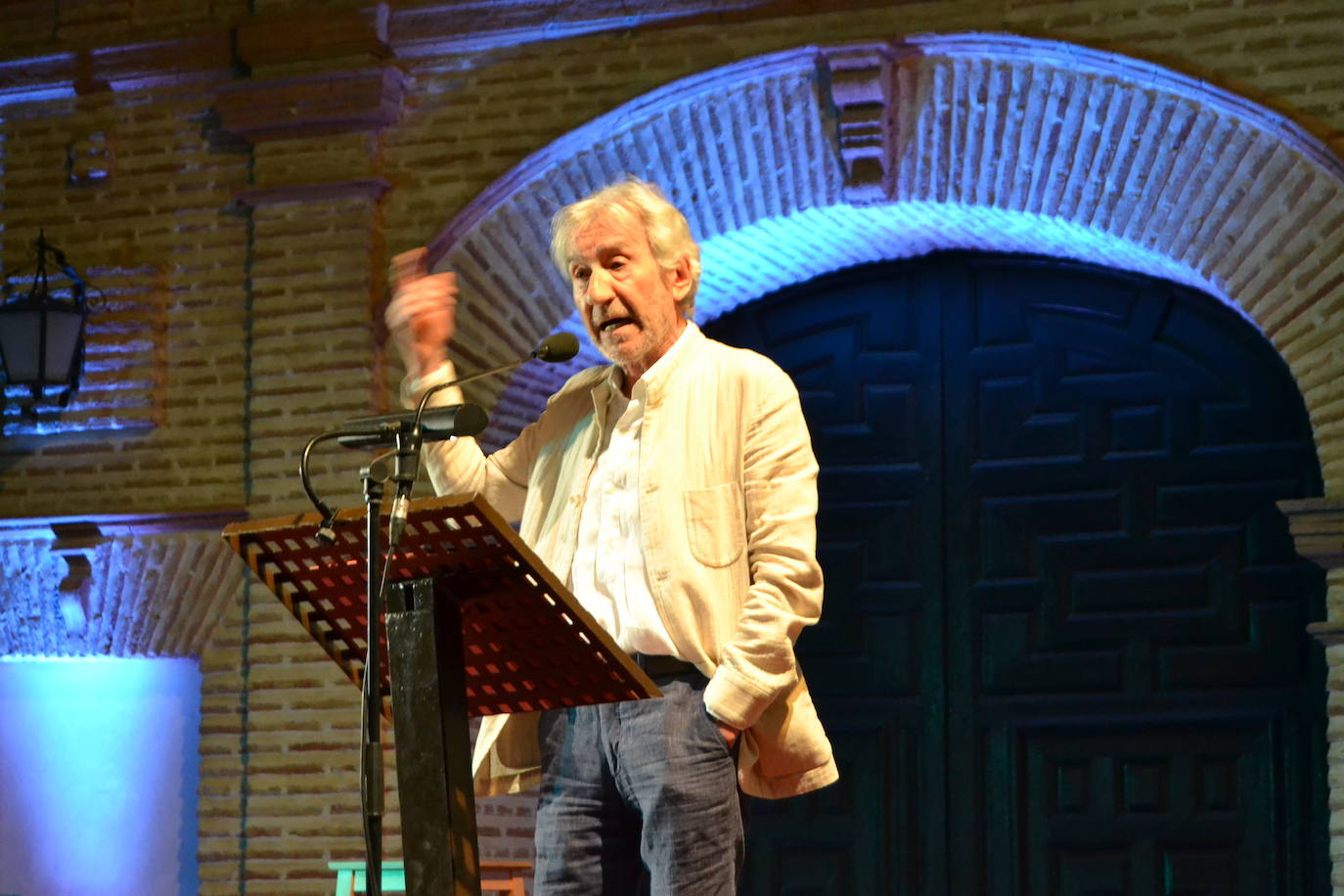 El actor junto a su esposa, Amparo Pascual,visitó la Alhamabra y por la noche recogió el Laurel de plata de Festival Internacional de Poesía de La Zubia