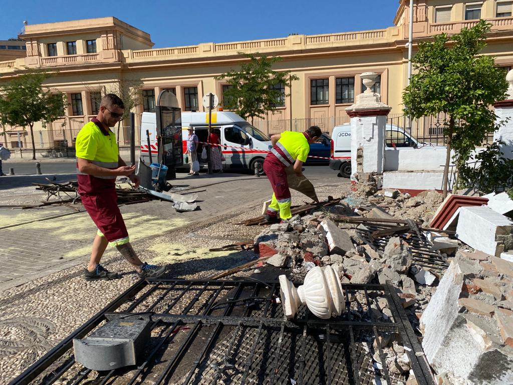 Un hombre se ha estampado contra la parada de autobús y ha destrozado la valla de la iglesia granadina