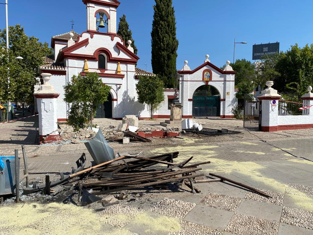 Un hombre se ha estampado contra la parada de autobús y ha destrozado la valla de la iglesia granadina