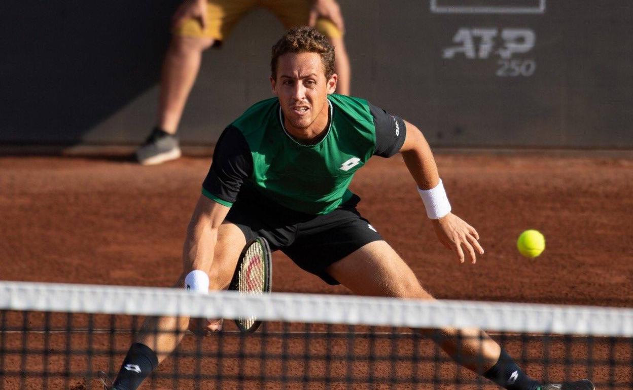 Roberto Carballés, atento en la red.