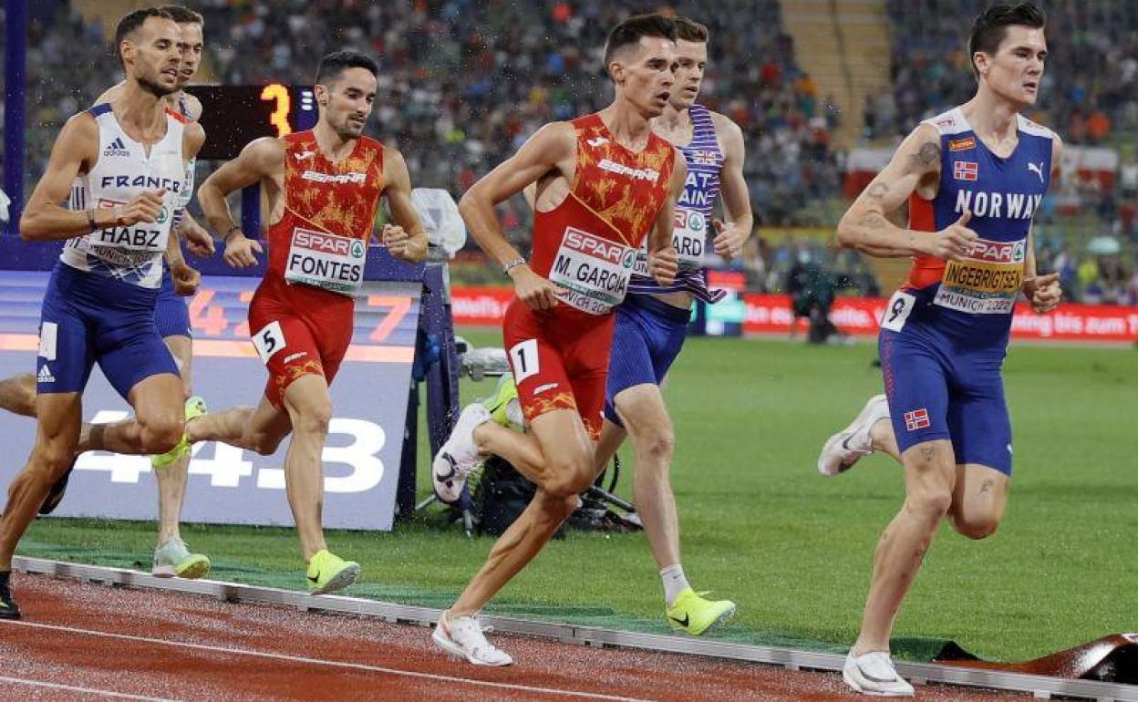Ignacio Fontes corre en cabeza de carrera, tras la estela del luego campeón Jakob Ingebrigtsen, en los primeros metros de la final. 