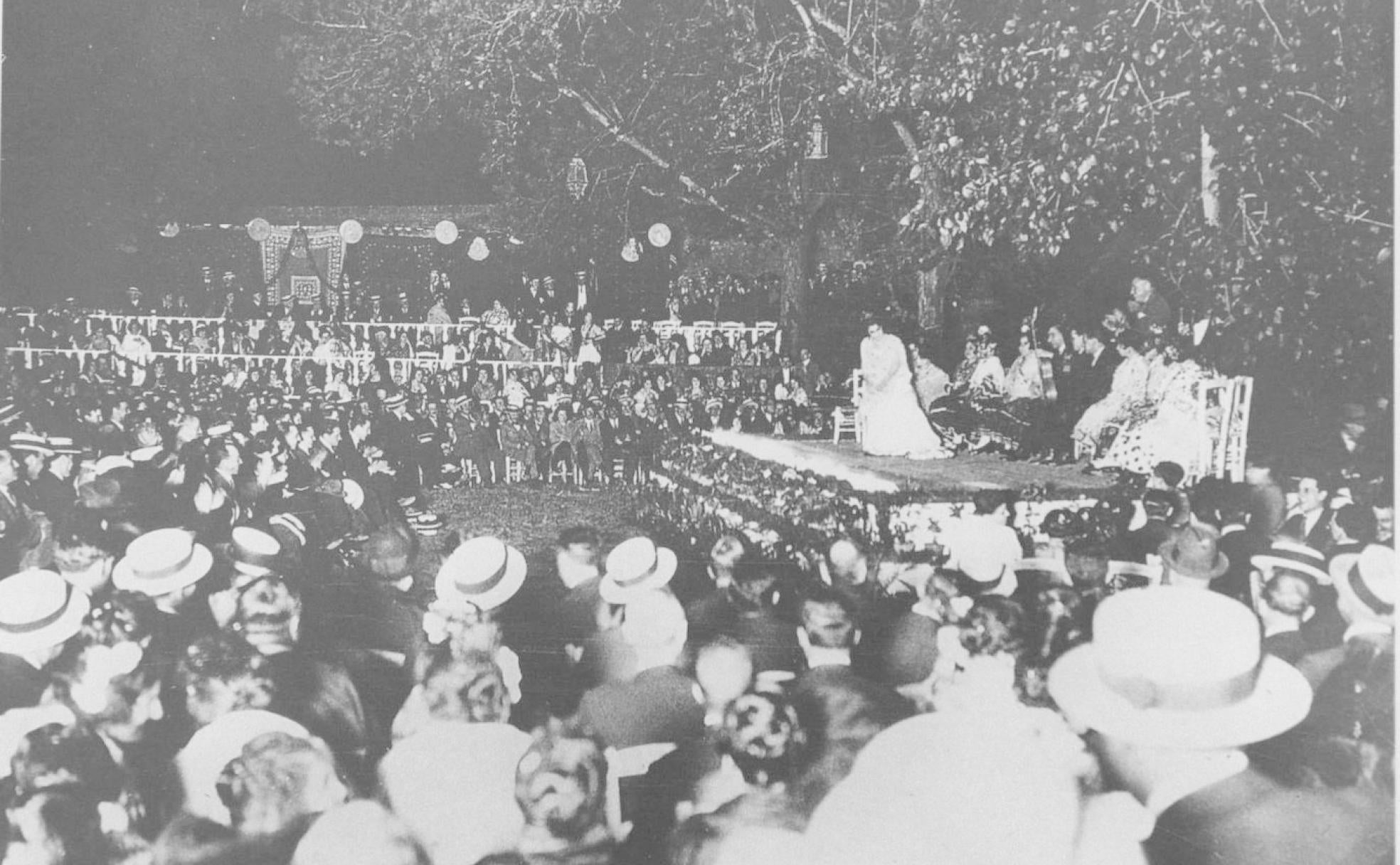 1922.. Celebración del Concurso de Cante Jondo en la Plaza de los Áljibes.