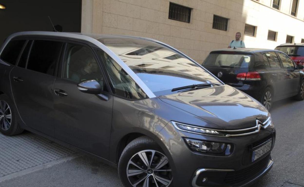 Coche en el que iba trasladado el acusado por la muerte de Juan.