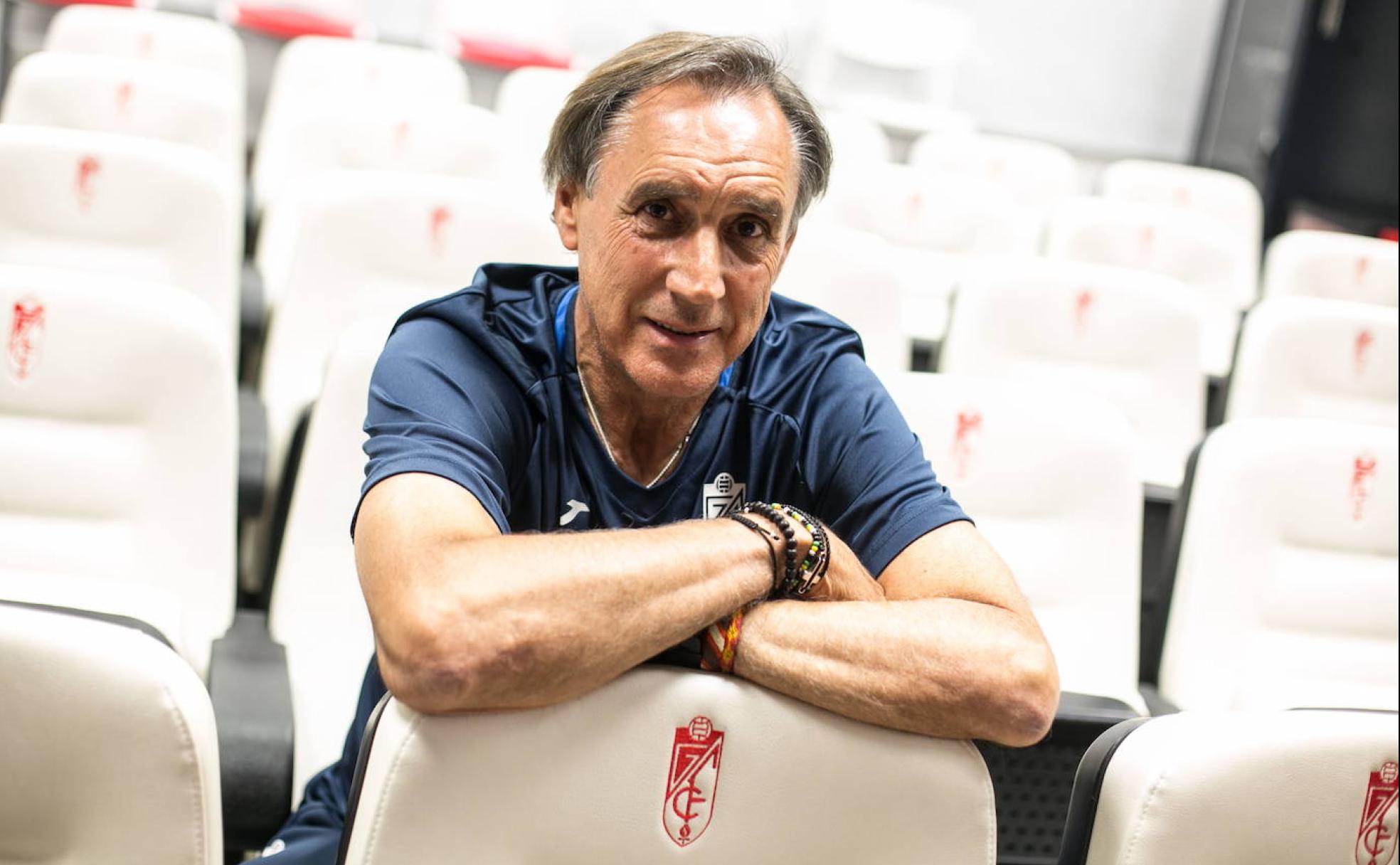 Miguel Ángel Portugal posa para IDEAL durante una entrevista en su etapa como entrenador del Granada en 2018. 