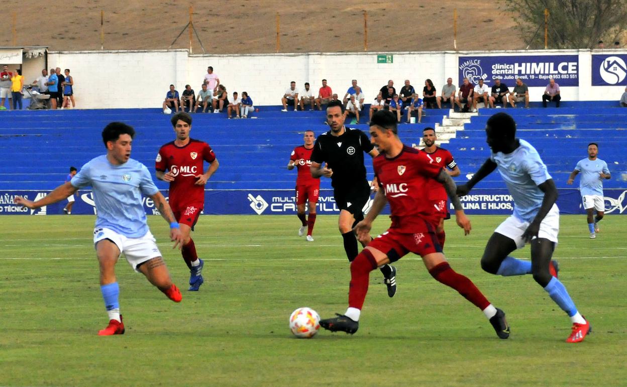 Álex Sancris en una jugada de ataque durante el amistoso en Linarejos contra El Ejido que acabó en empate sin goles. 