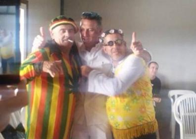 Imagen secundaria 1 - En la primera y tercera imagen, junto a los animales, su gran pasión. En la segunda, junto a sus primos, disfrazado de Bob Marley (a la izquierda).