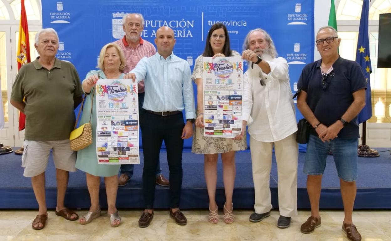 José Antonio García, Almudena Morales y representantes de la Asociación El Timón.