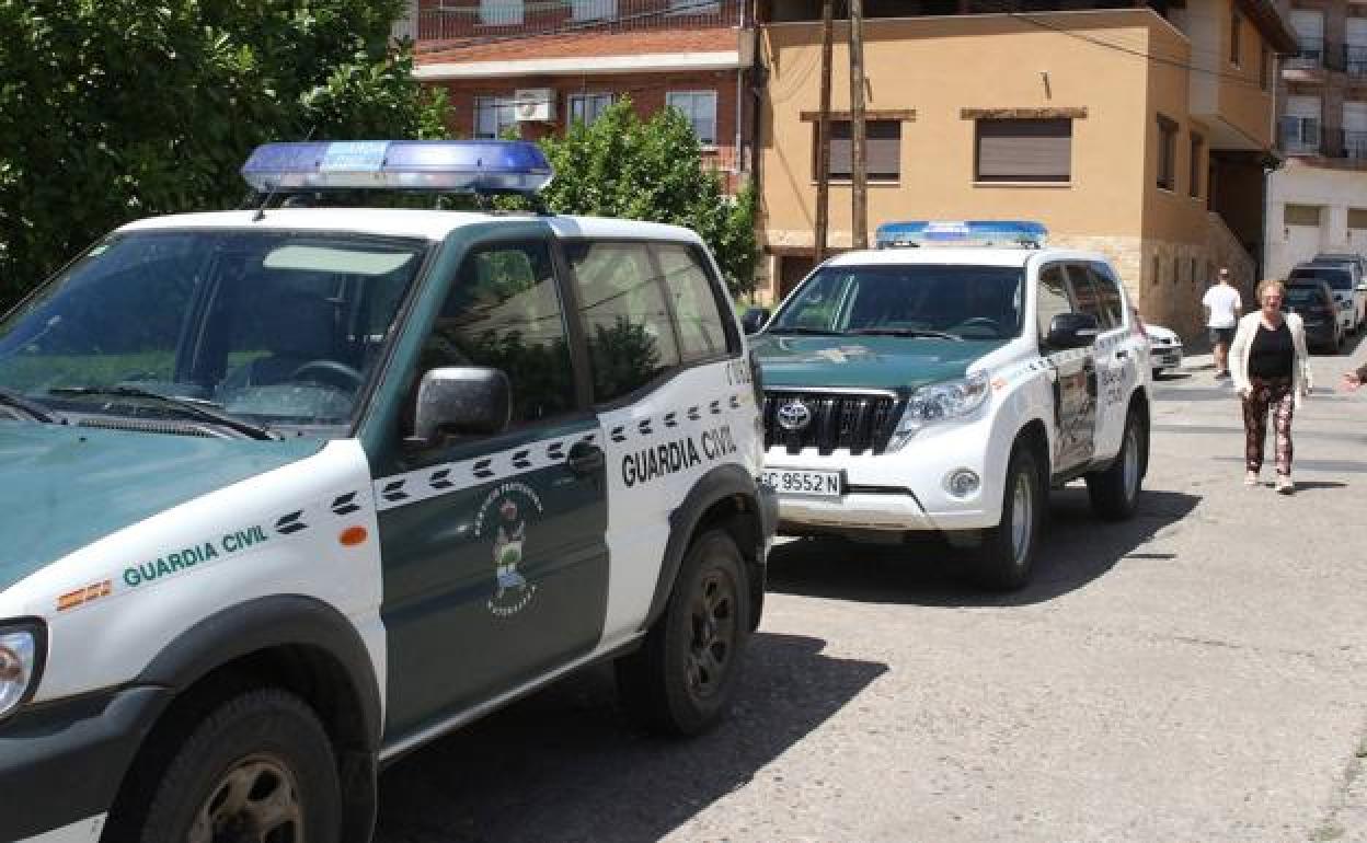 Coches patrulla de la Guardia Civil en el dispositivo de búsqueda activado en Cantalejo.