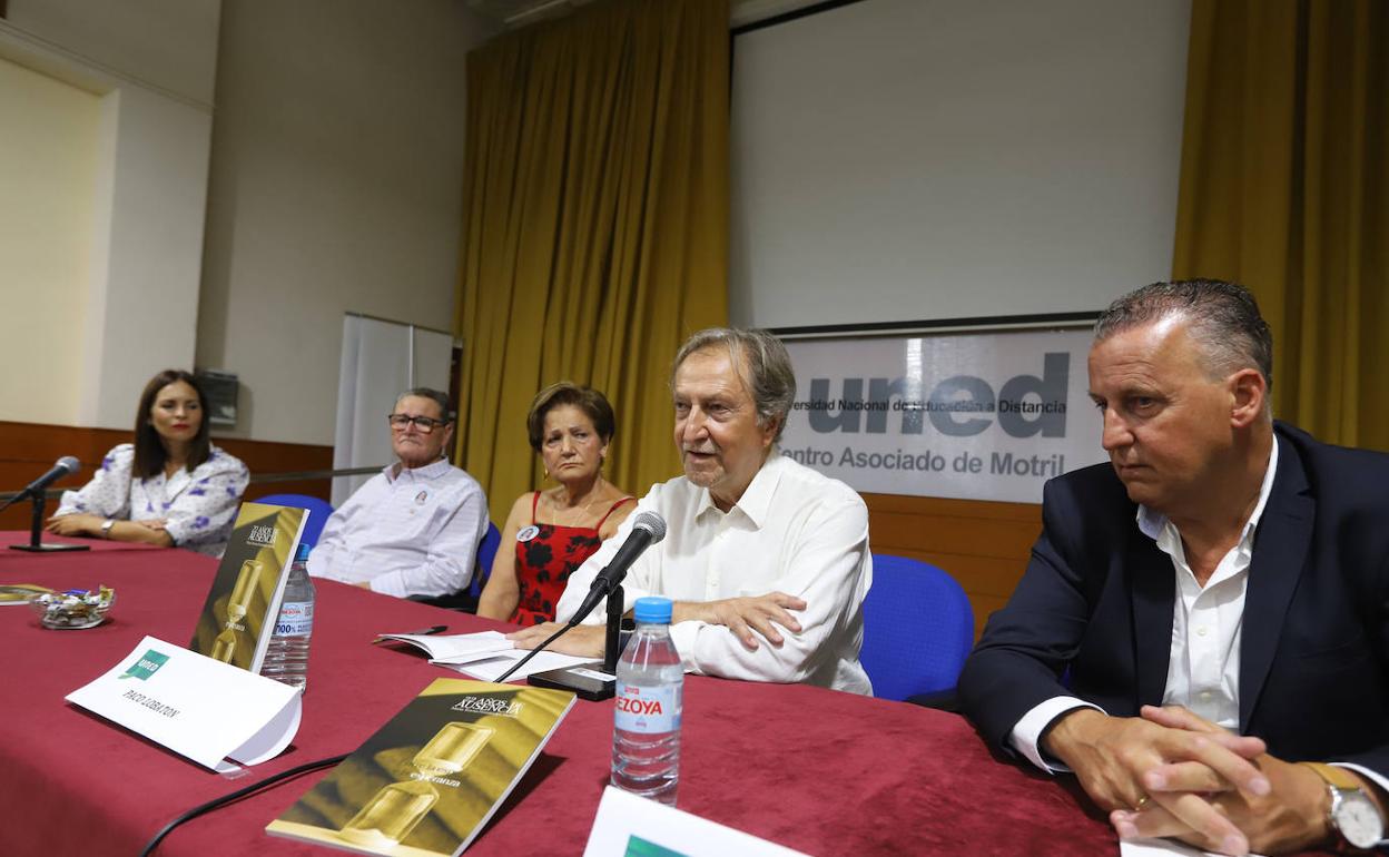 Imagen de la presentación del libro en Motril.