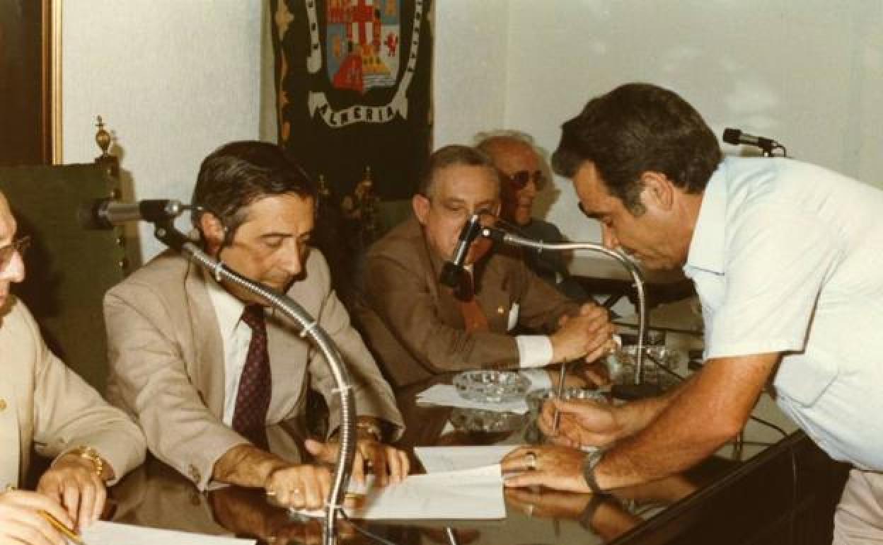 José Fernández Revuelta preside un acto en la Diputación en el año 1982. 