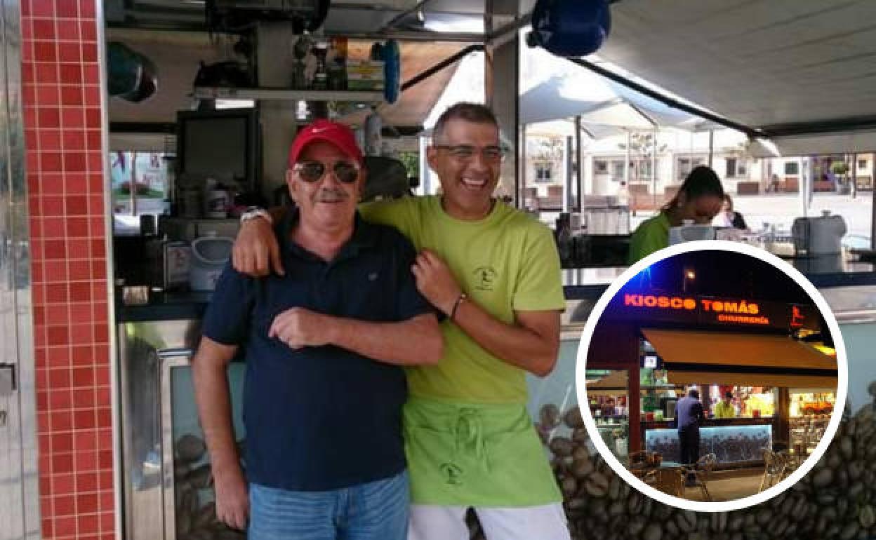 Tomás Rejón (izquierda) con su hijo Tomás, en una foto de archivo. En la imagen pequeña, el negocio familiar.