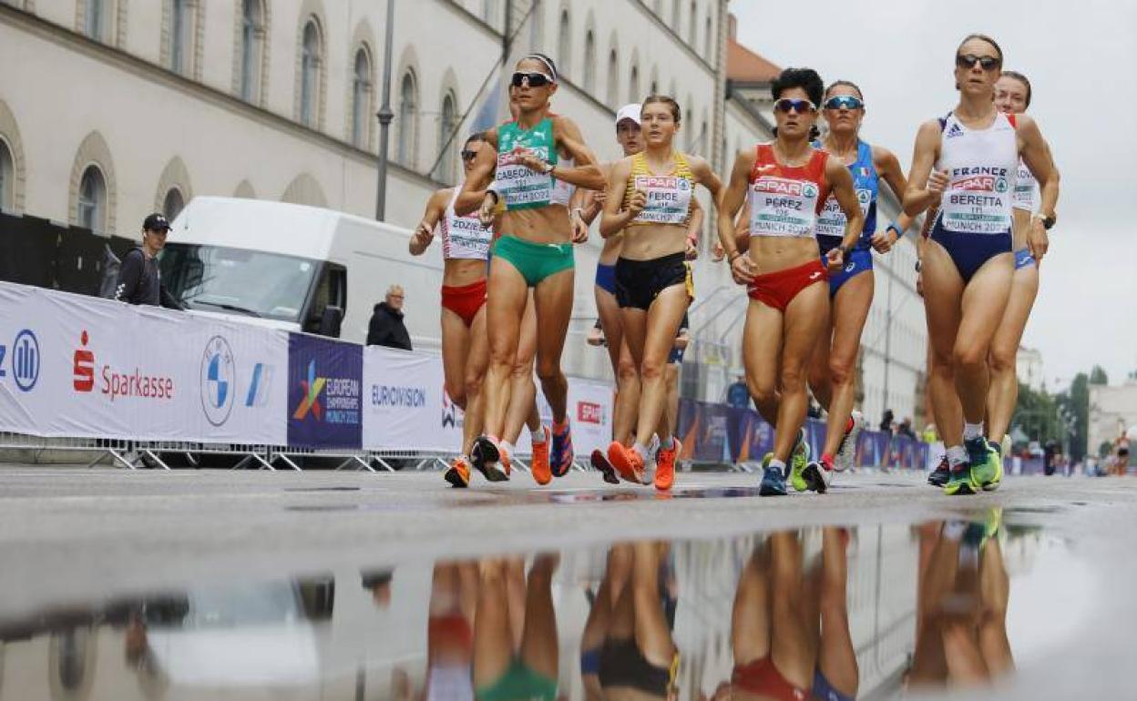 María Pérez marcha en grupo durante la competición. 