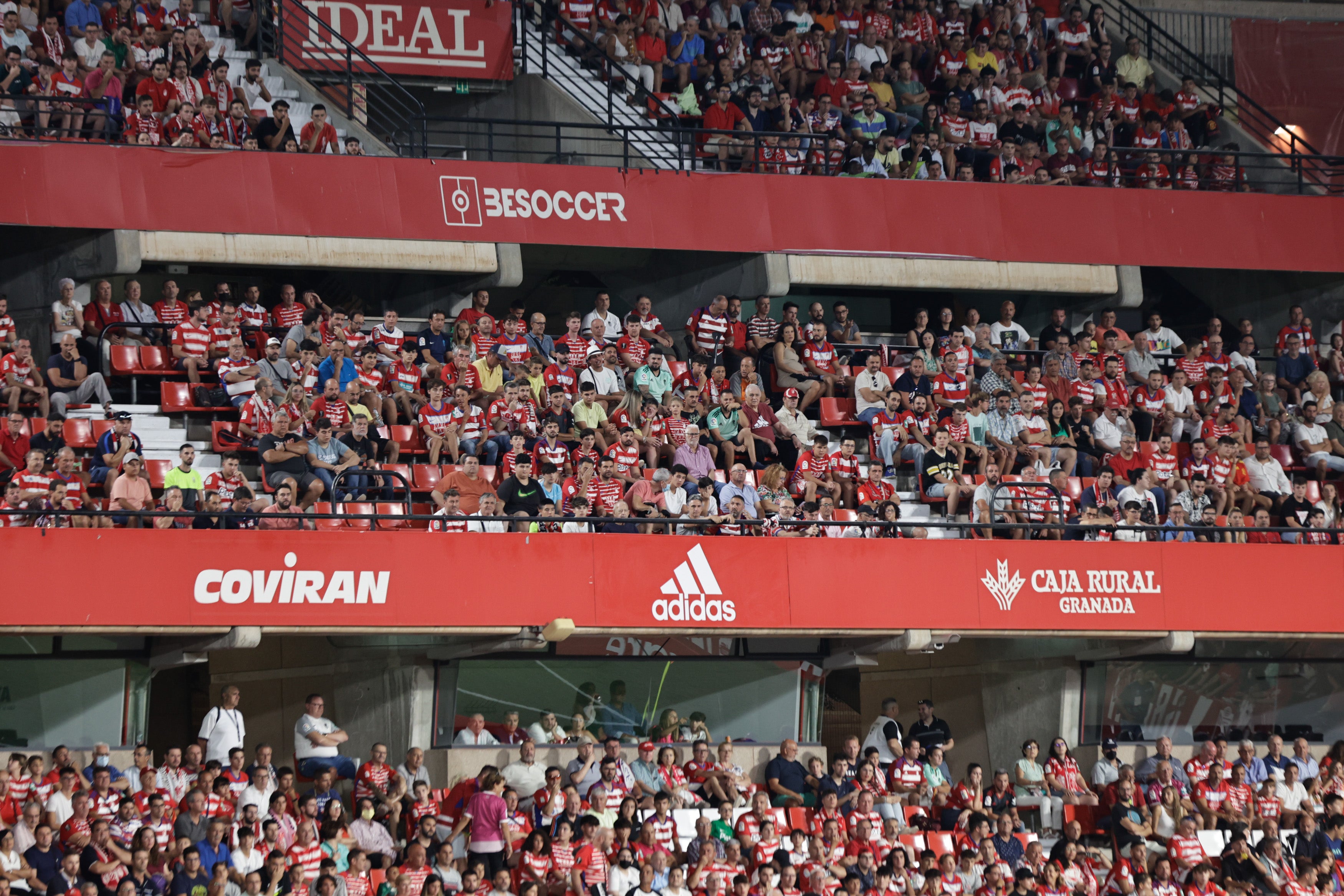 Grada de Los Cármenes en el partido ante el Racing de Santander. 