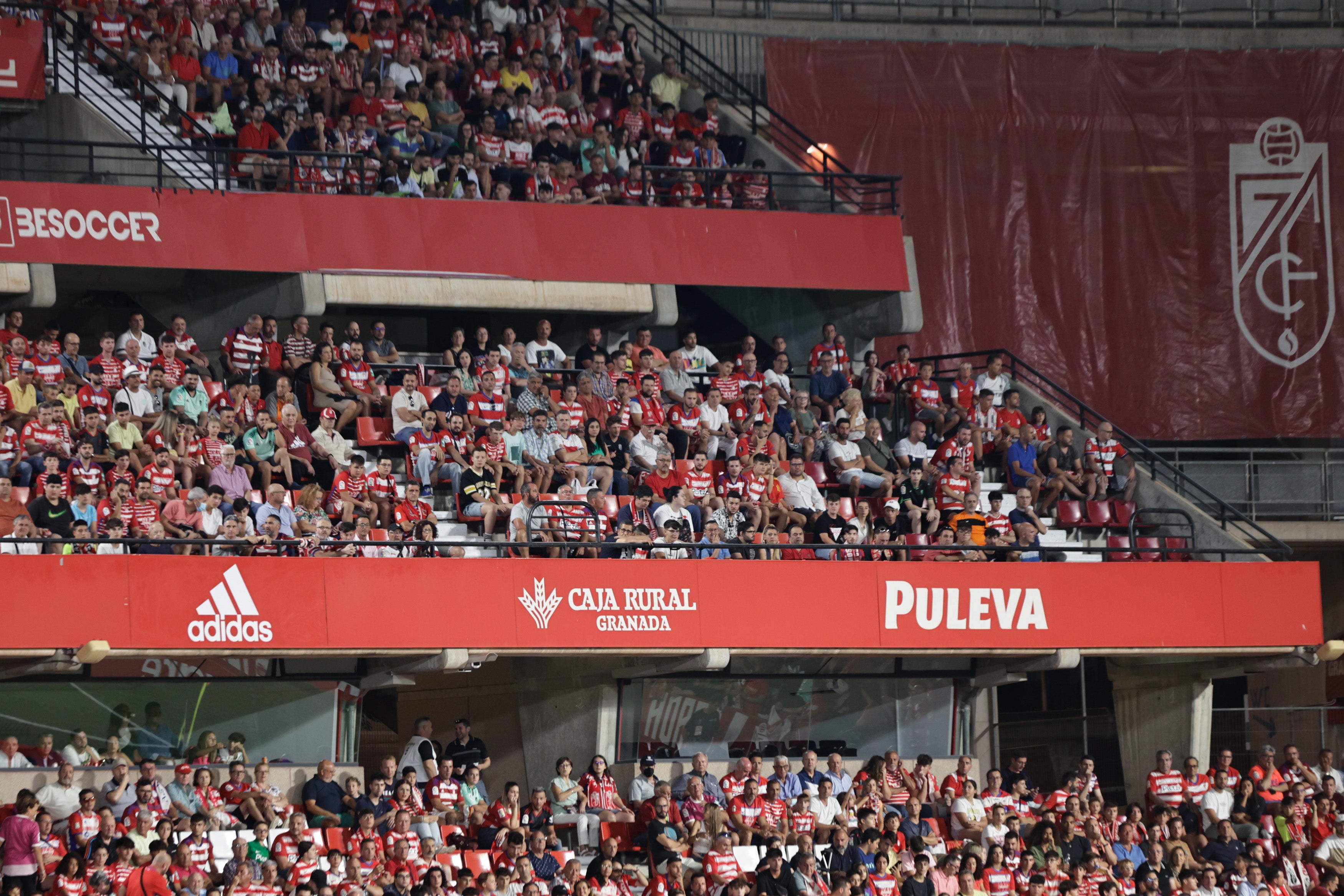 Grada de Los Cármenes en el partido ante el Racing de Santander. 