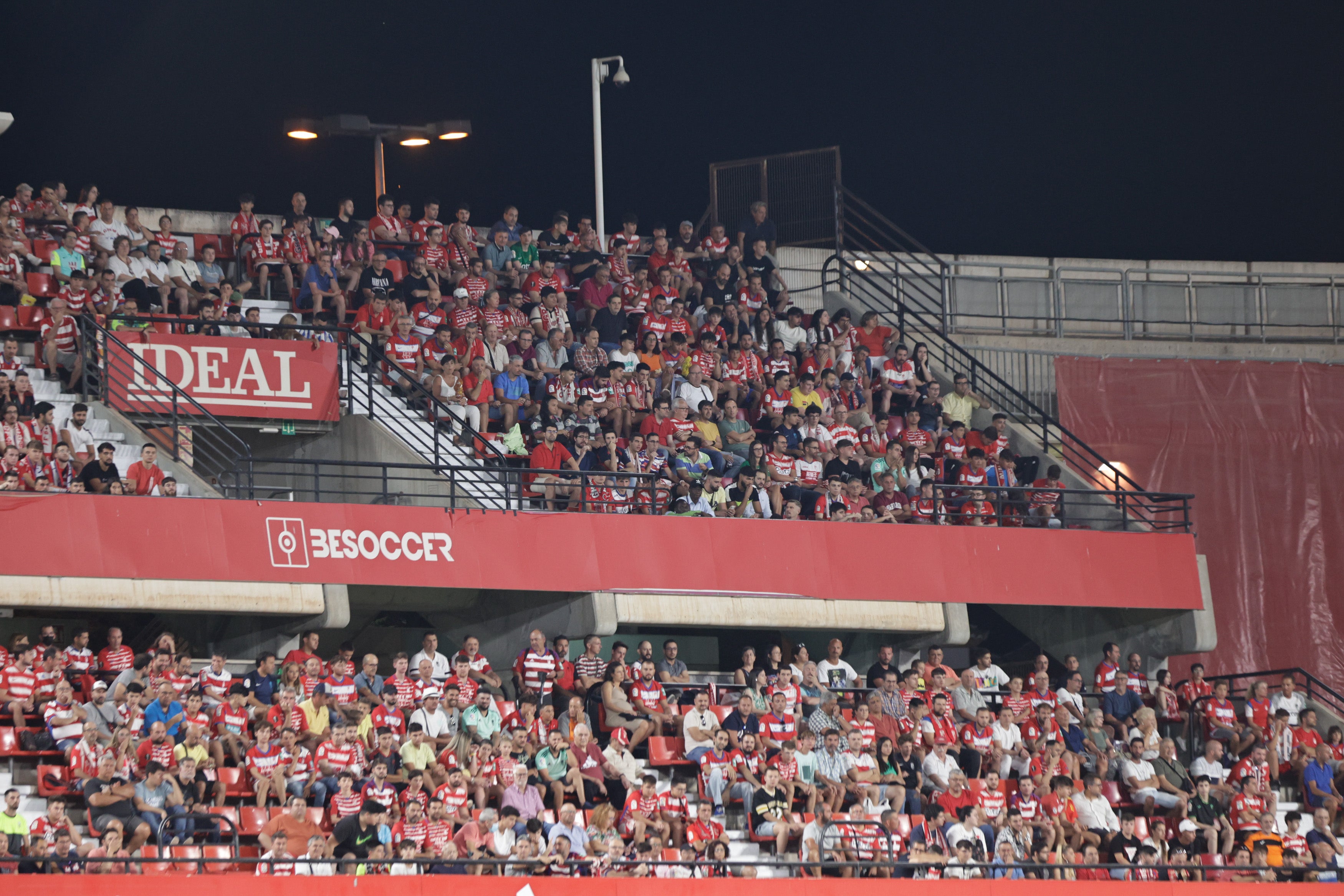 Grada de Los Cármenes en el partido ante el Racing de Santander. 