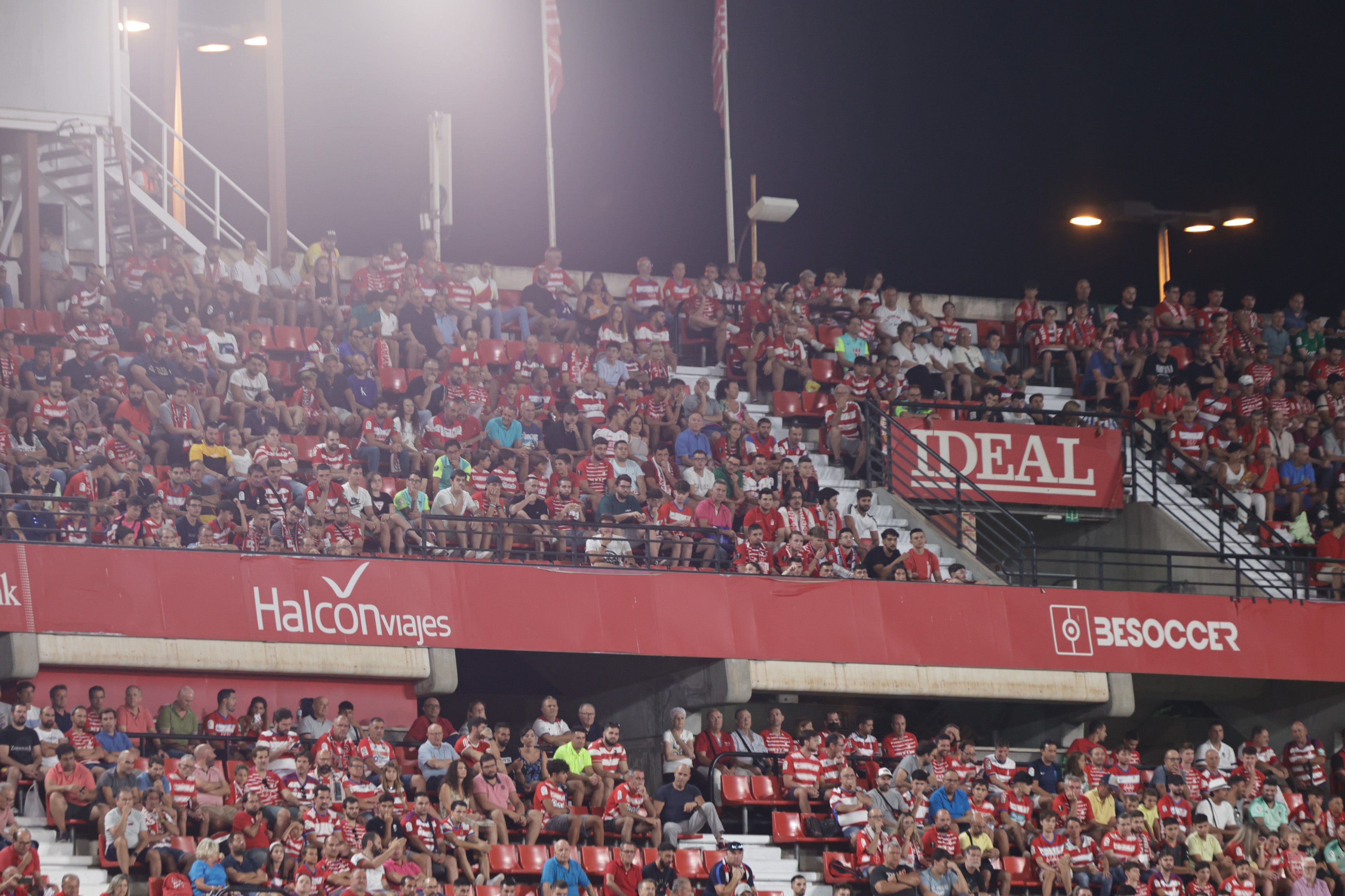 Grada de Los Cármenes en el partido ante el Racing de Santander. 