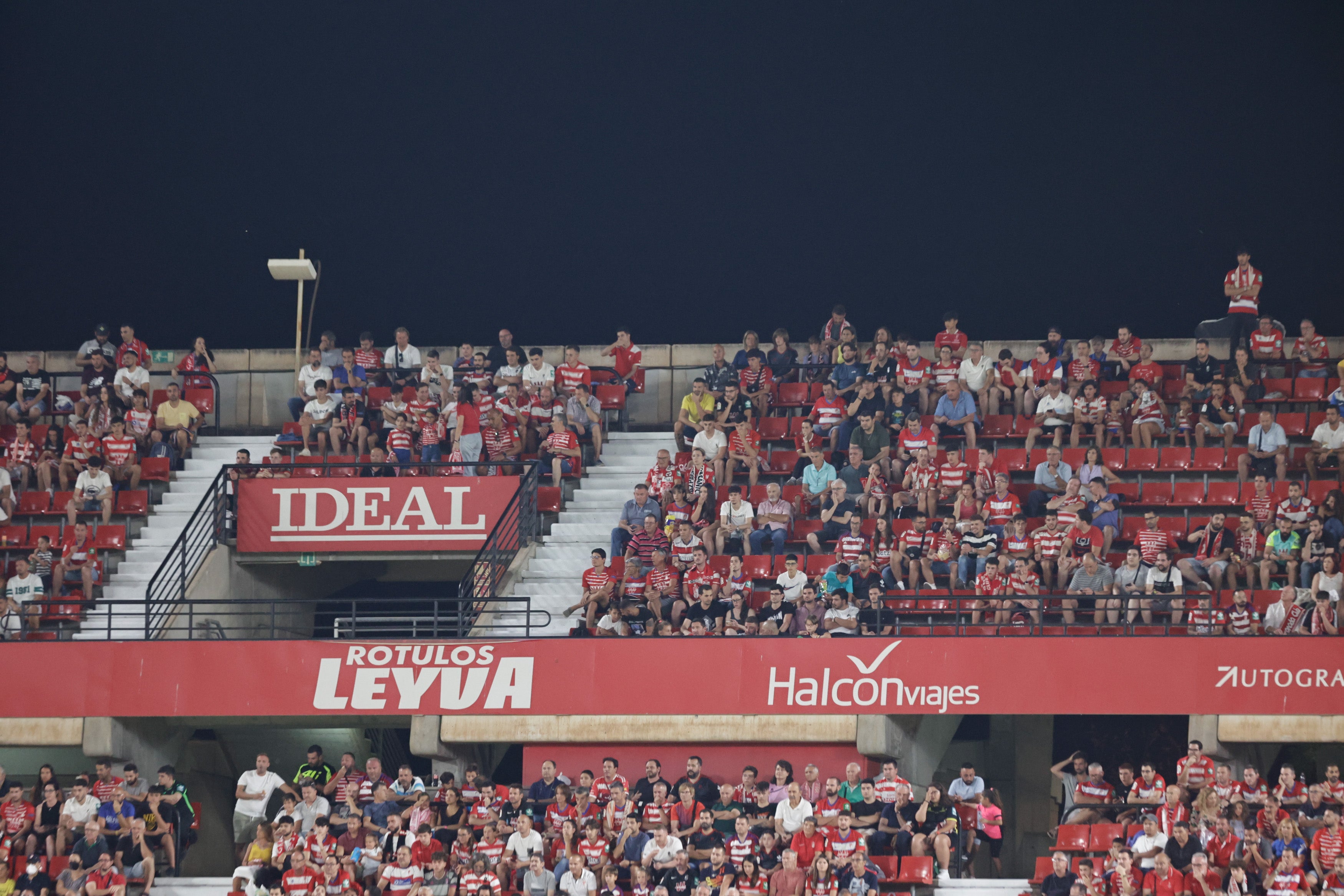 Grada de Los Cármenes en el partido ante el Racing de Santander. 