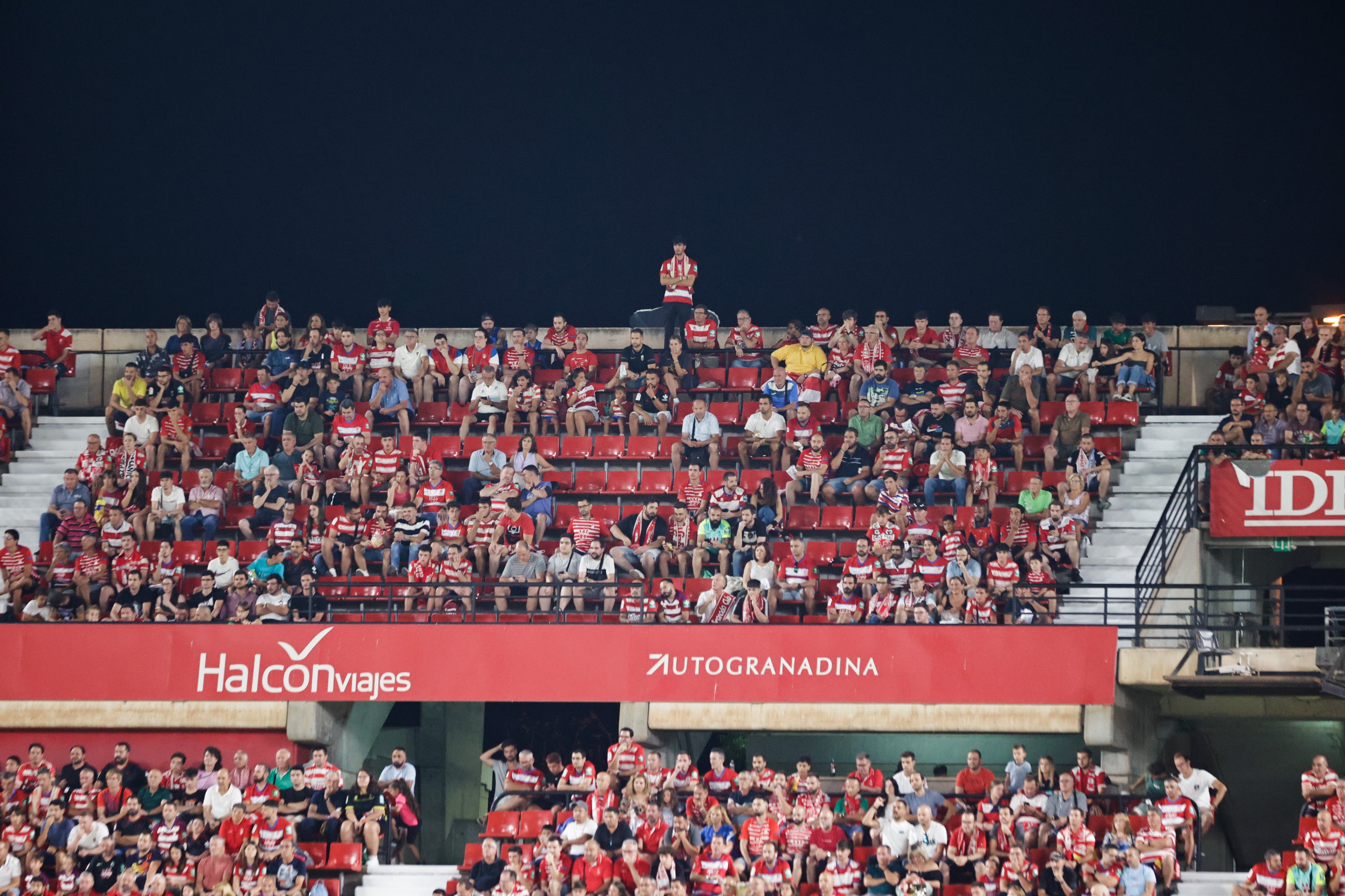 Grada de Los Cármenes en el partido ante el Racing de Santander. 