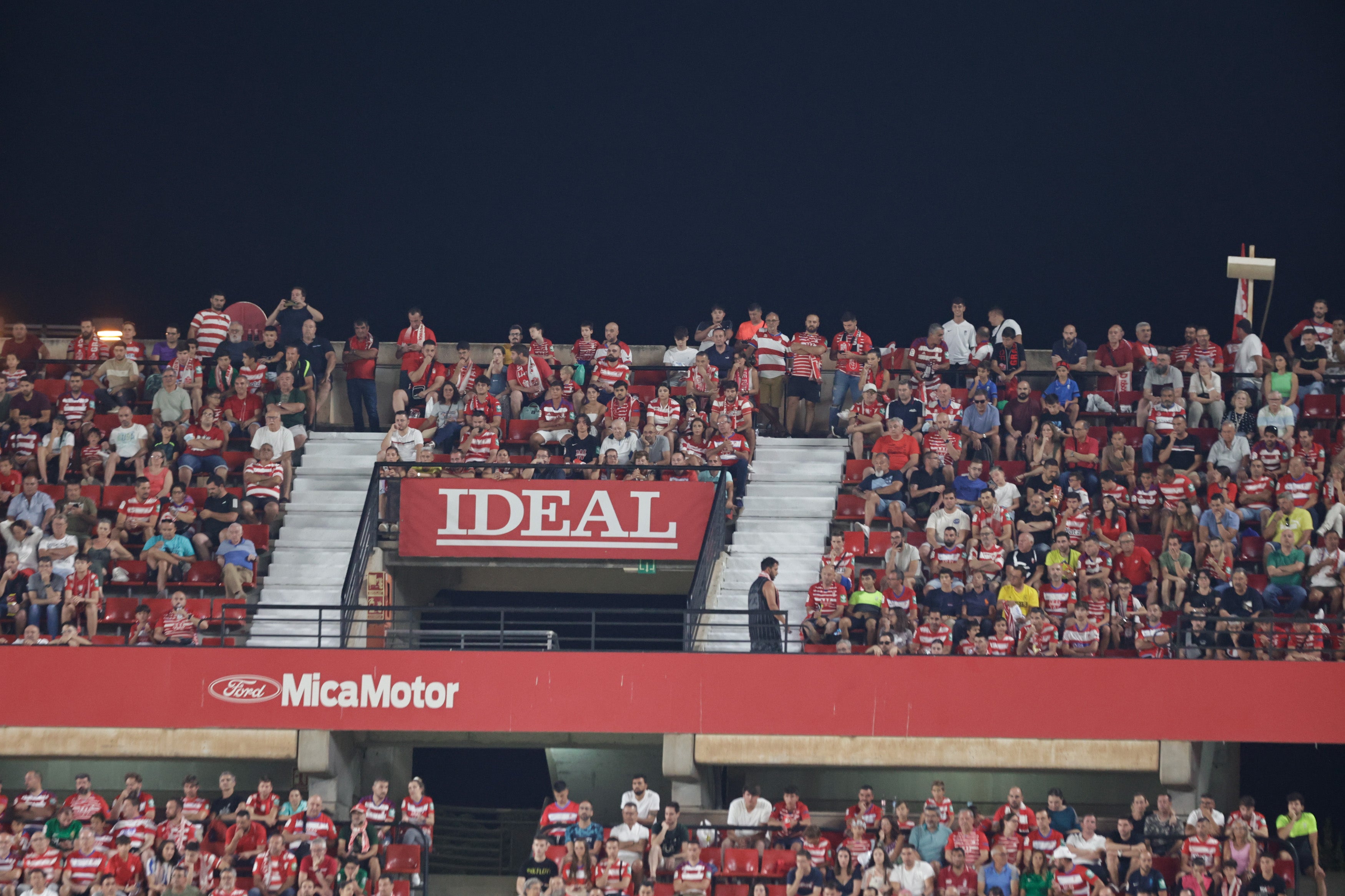 Grada de Los Cármenes en el partido ante el Racing de Santander. 