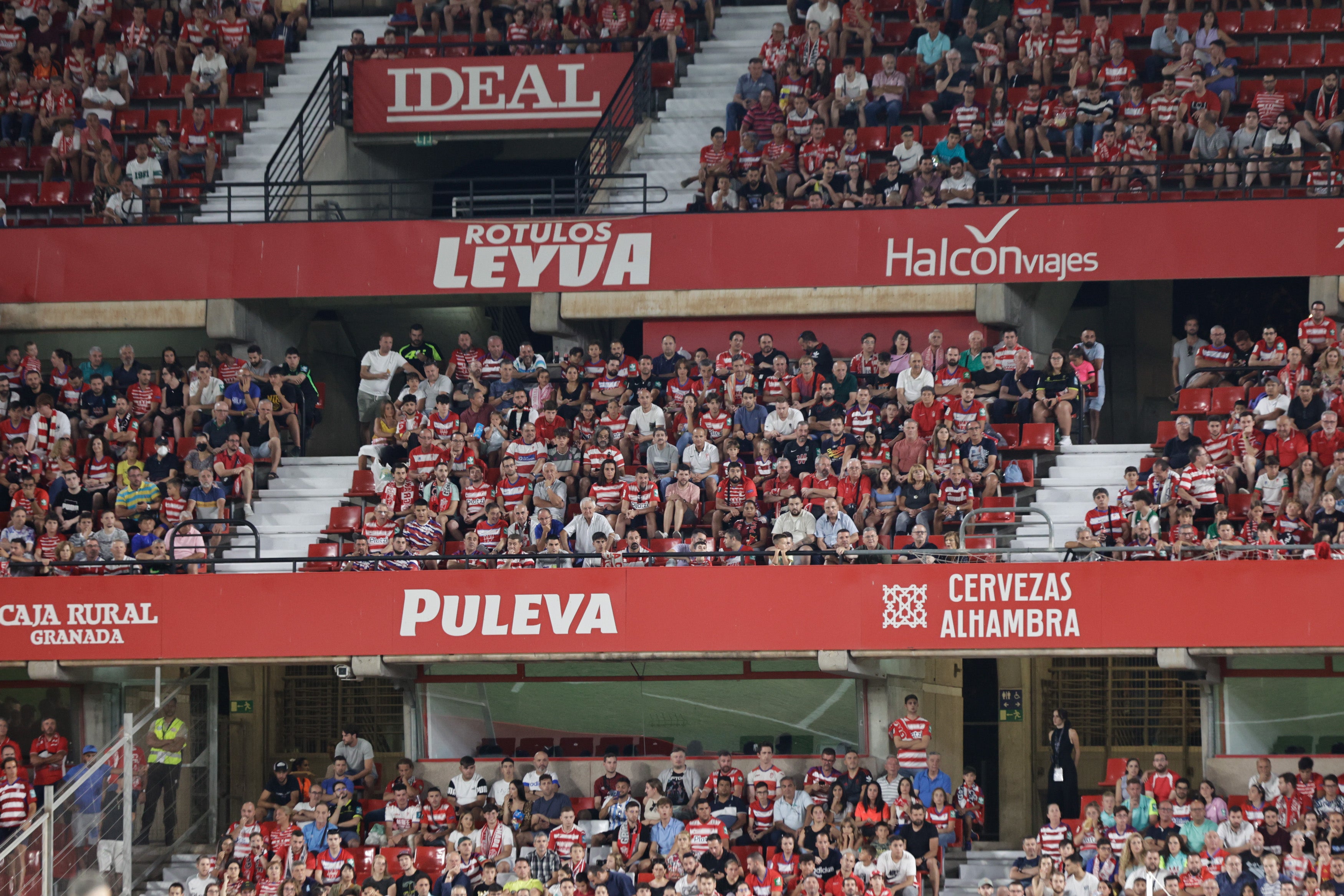Grada de Los Cármenes en el partido ante el Racing de Santander. 