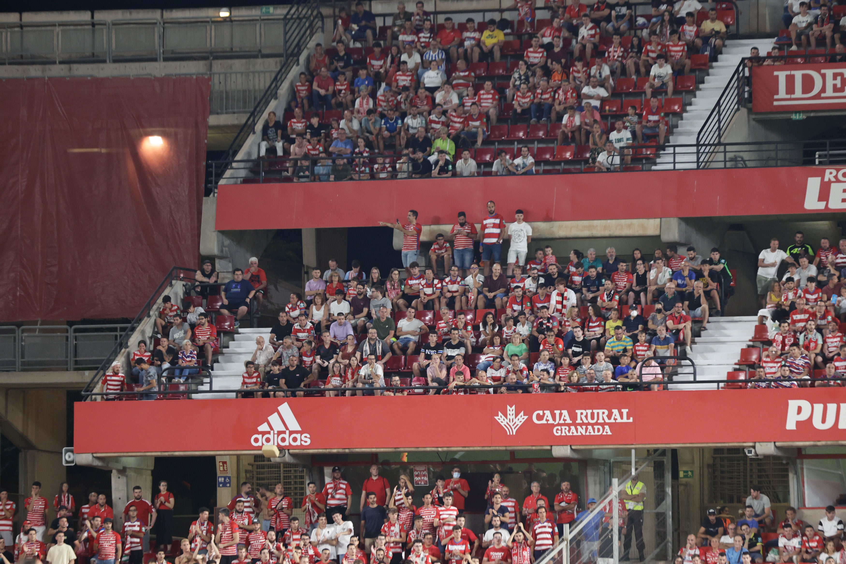Grada de Los Cármenes en el partido ante el Racing de Santander. 