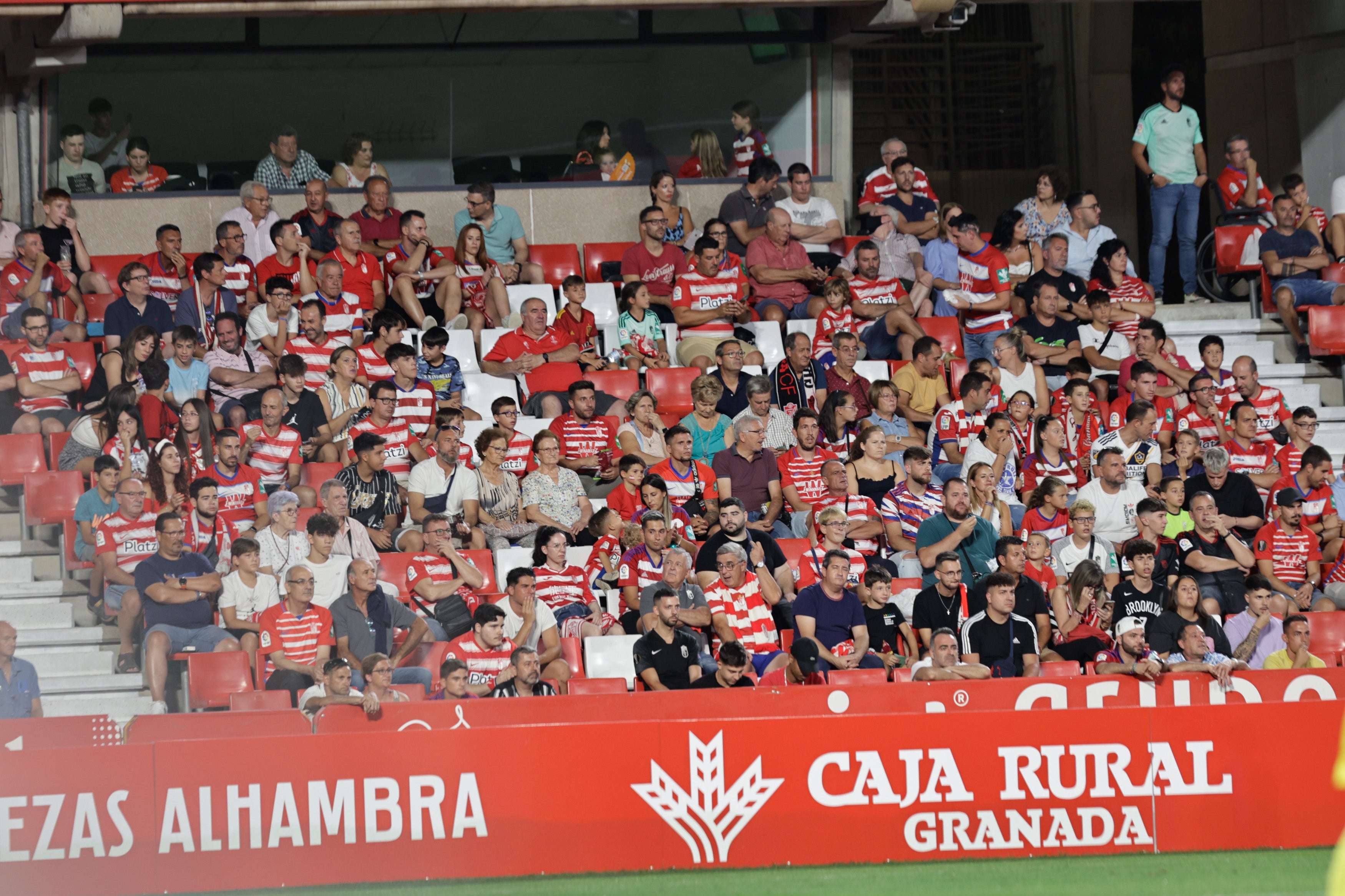 Grada de Los Cármenes en el partido ante el Racing de Santander. 
