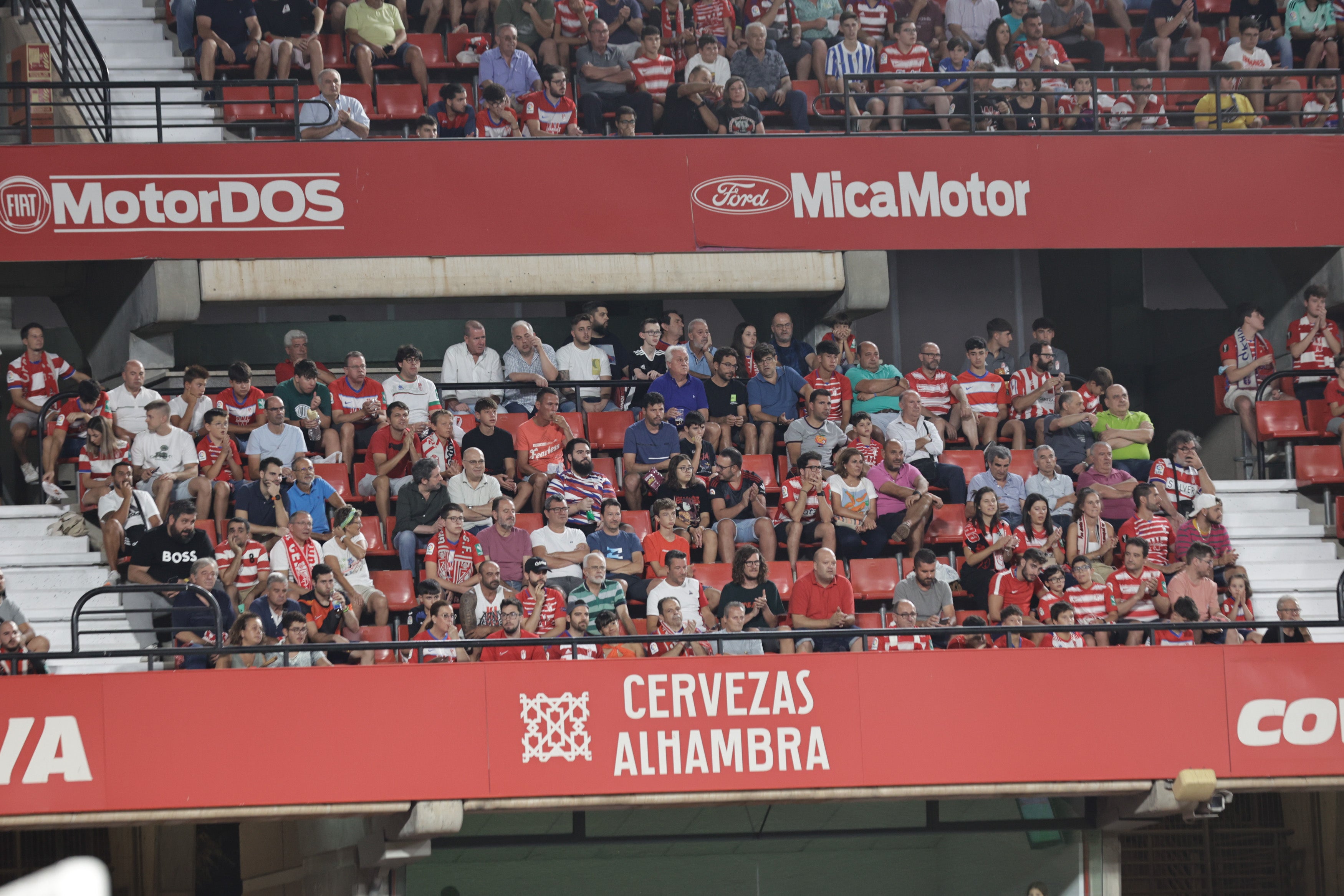 Grada de Los Cármenes en el partido ante el Racing de Santander. 