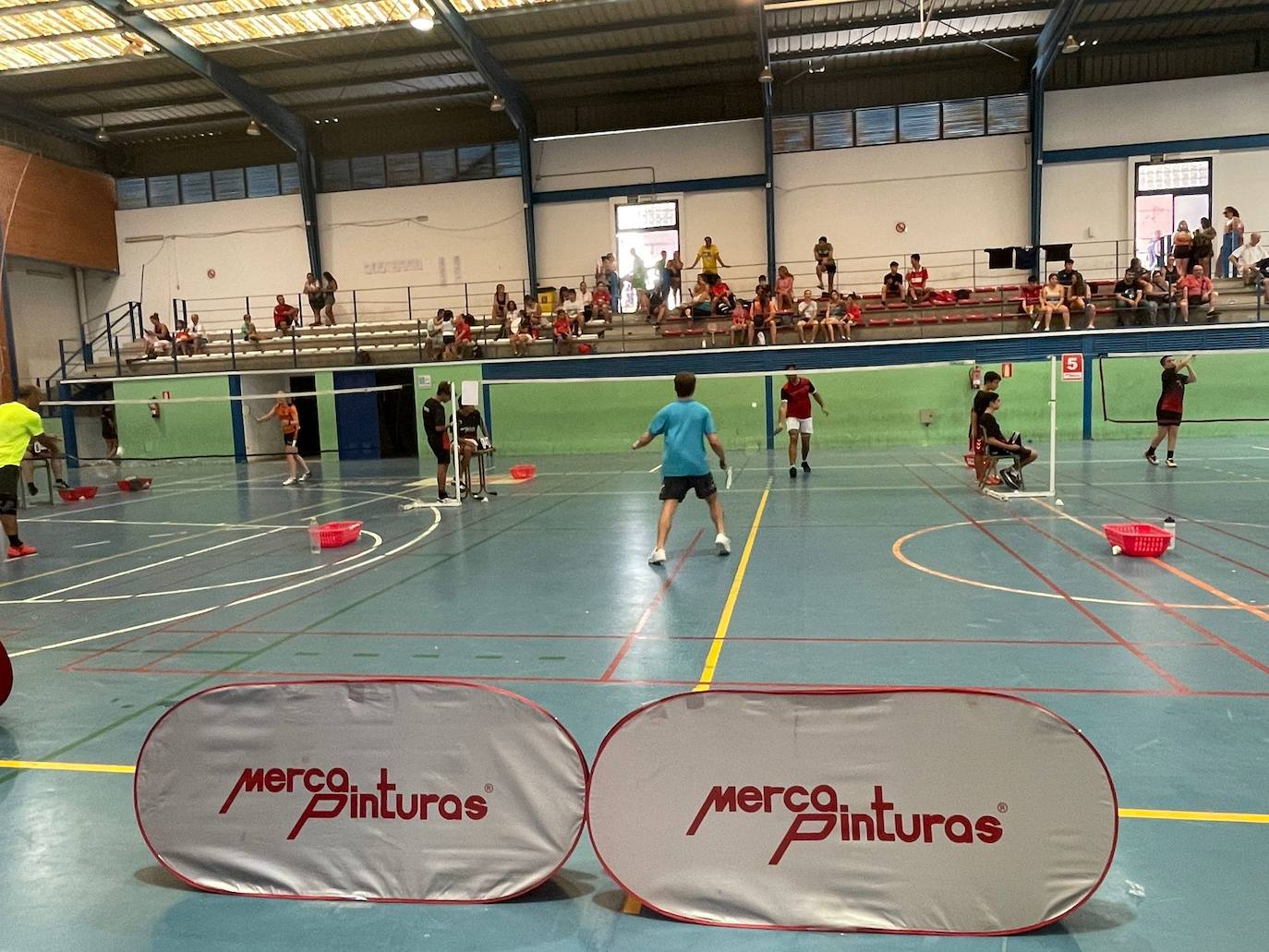 El Bádminton triunfa con una participación en el torneo de Feria de 80 competidores
