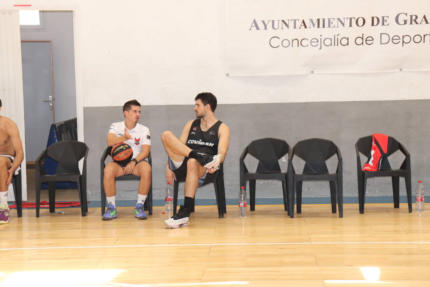 Arturo Ruiz charla con David Iriarte y hay sillas todavía vacías, pendientes de la llegada del 'center' y el 'combo' que completan. 