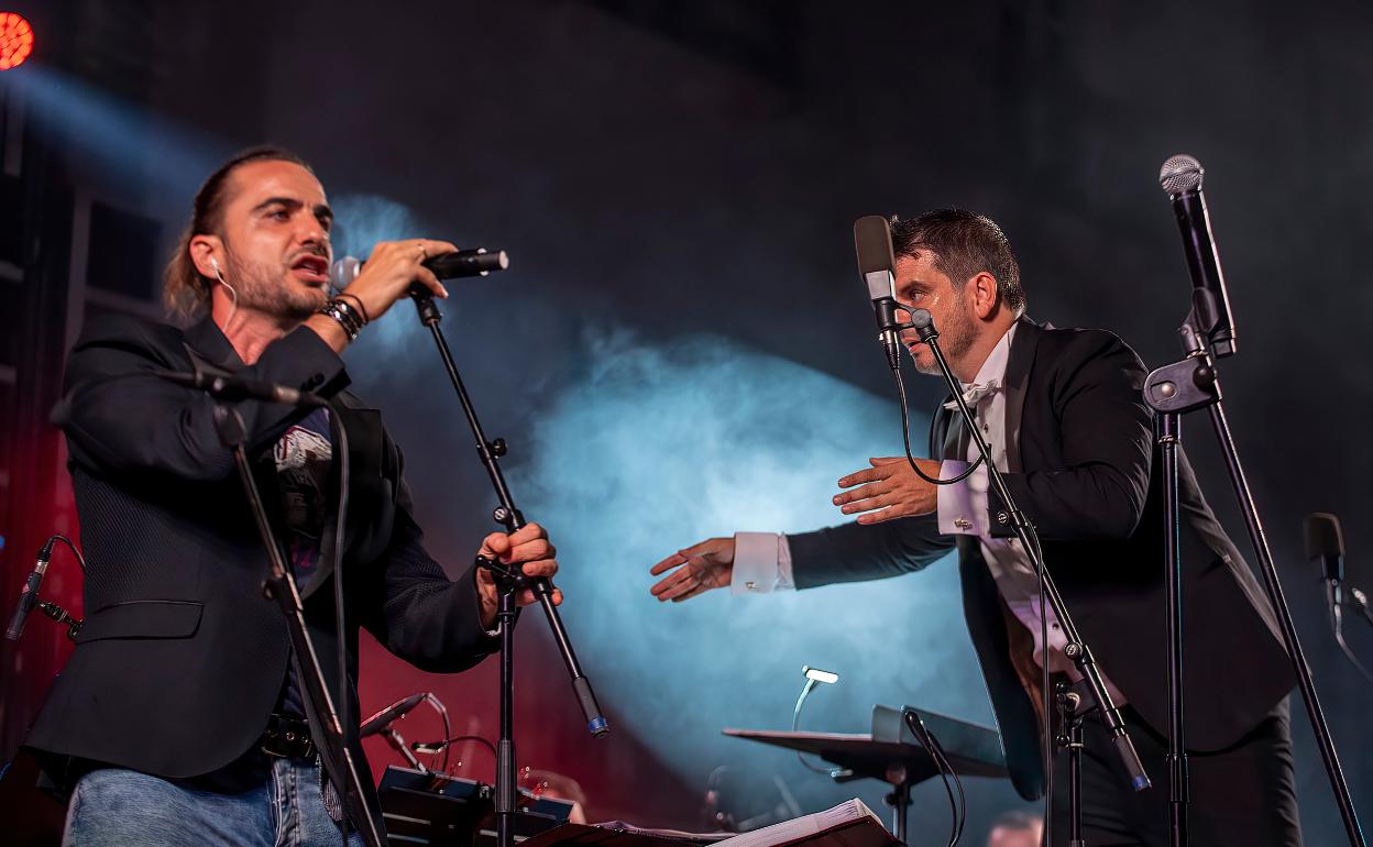 Feria de Almería 2022 | La banda municipal hace sentir el ritmo del pop-rock en la Plaza Vieja