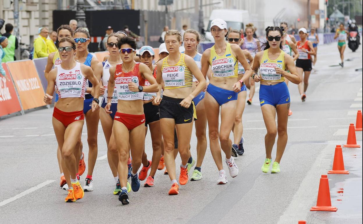 María Pérez marcha a la cabeza de la carrera antes de su descalificación.