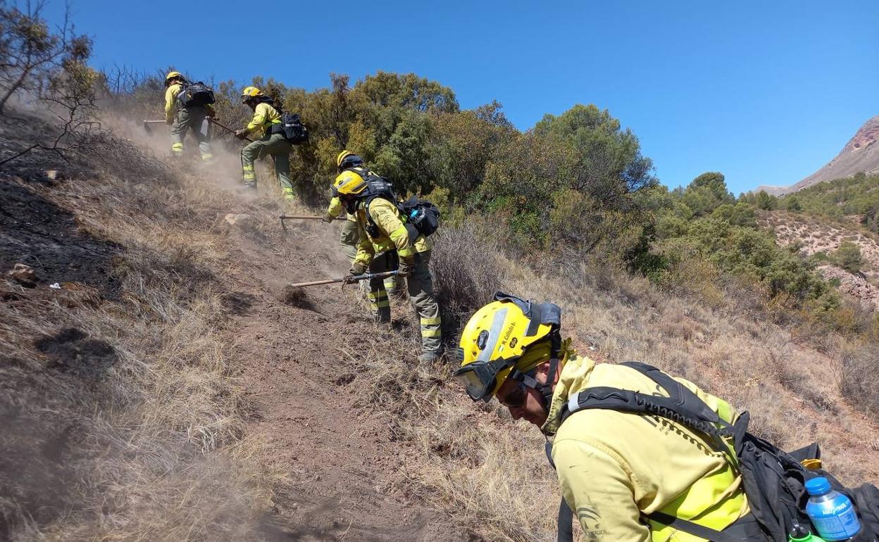 Agentes del Infoca trabajando en el incendio de Jódar, el mayor en lo que va de verano en la provincia. 