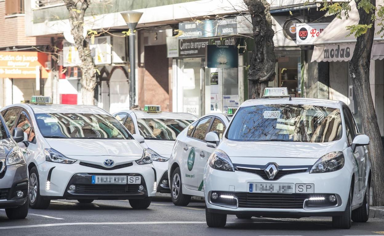 Una parada de taxis en la capital granadina, en una imagen de archivo. 