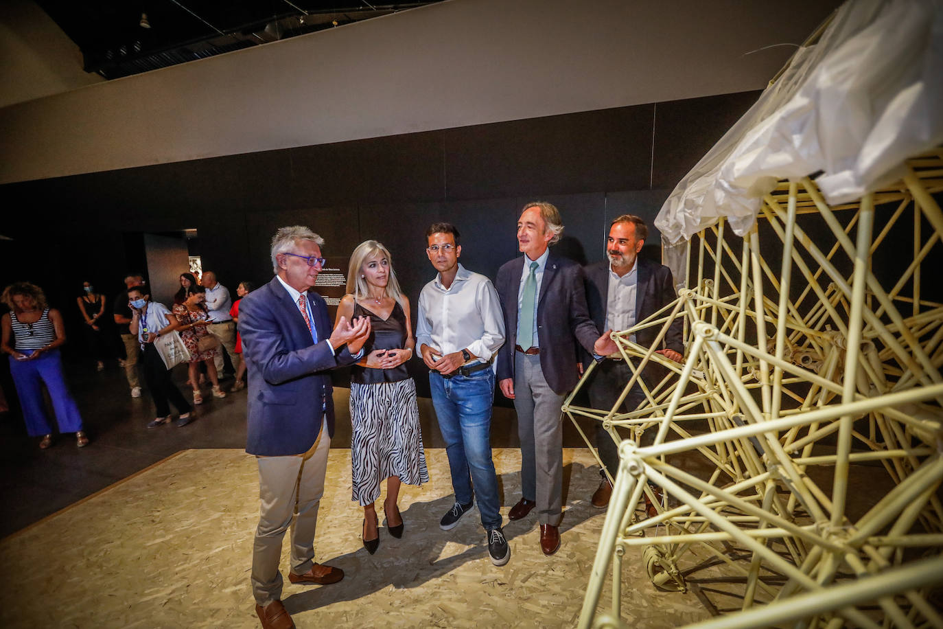 Patricia del Pozo, durante su visita al Parque de las Ciencias, con Luis Alcalá, Francisco Cuenca, Indalecio Sánchez-Montesinos y Jacobo Calvo.