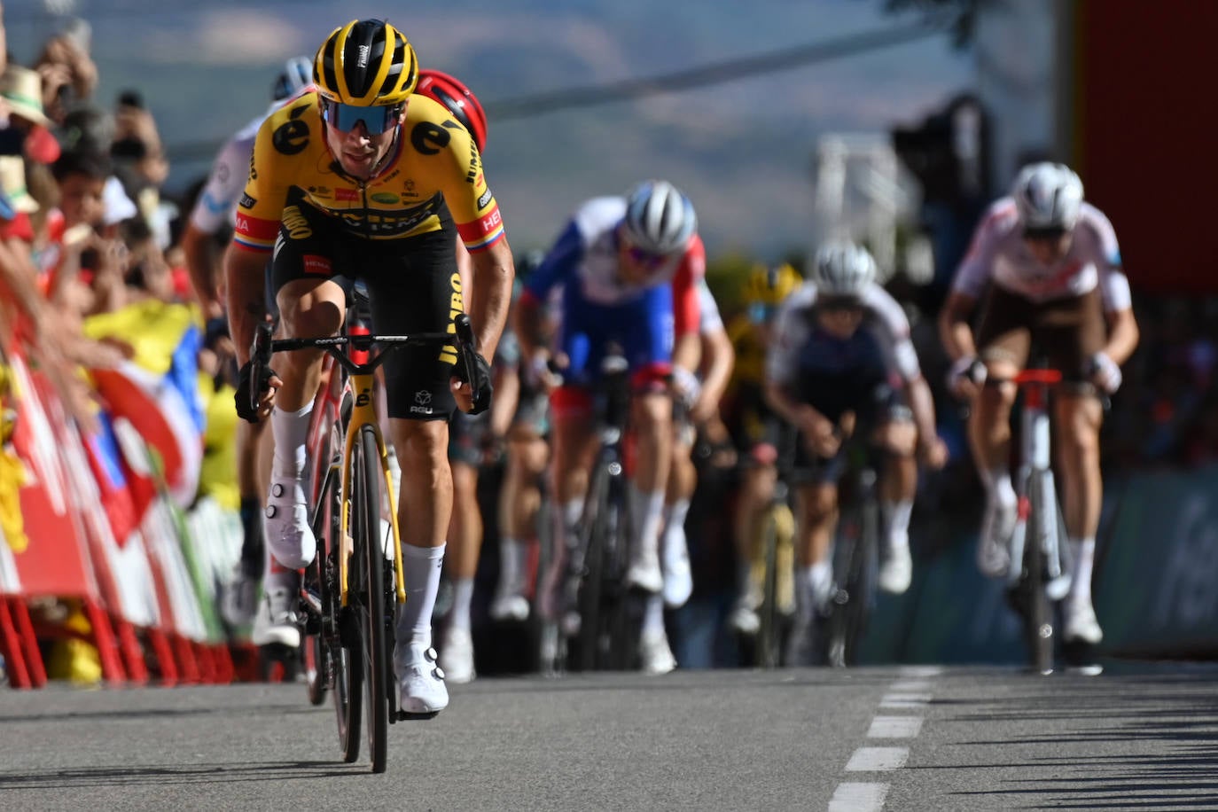 Carlos Rodríguez ayudó a que sus compañeros de Ineos plantaran batalla al líder Roglic.