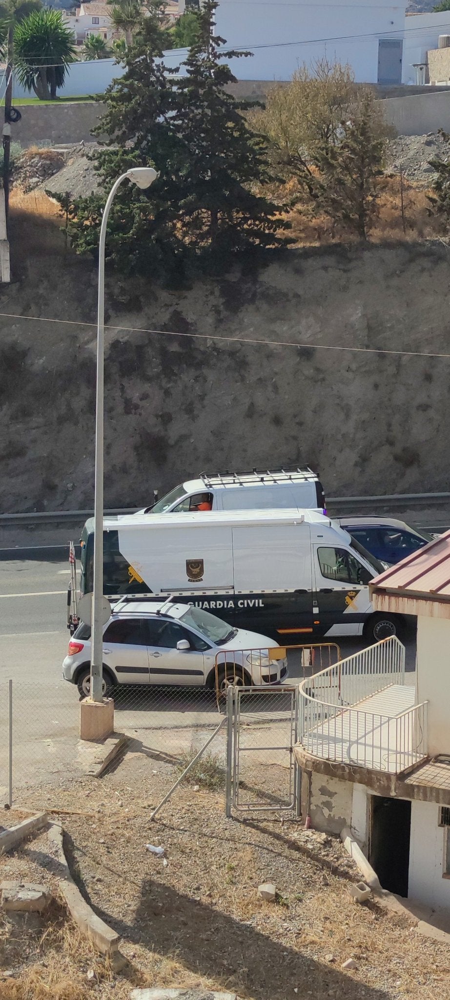 Unidad Tedax de la Guardia Civil en el lugar de los hechos. 